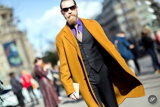 С чем носить светло-коричневый шелковый галстук мужчине в деловом стиле: Горчичное длинное пальто и светло-коричневый шелковый галстук — олицетворение строгого мужского стиля в одежде.