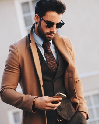 С чем носить темно-коричневый галстук в горошек в 30 лет мужчине в холод в деловом стиле: Комбо из светло-коричневого длинного пальто и темно-коричневого галстука в горошек поможет создать стильный и в то же время утонченный ансамбль.