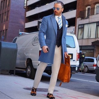 Какие классические брюки носить с коричневыми оксфордами: Синее длинное пальто и классические брюки — отличный пример строгого мужского стиля. В тандеме с этим ансамблем наиболее выигрышно смотрятся коричневые оксфорды.