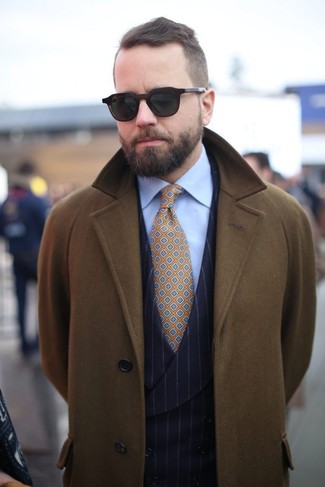 С чем носить оранжевый галстук с принтом мужчине: Оливковое длинное пальто в паре с оранжевым галстуком с принтом поможет реализовать строгий деловой стиль.