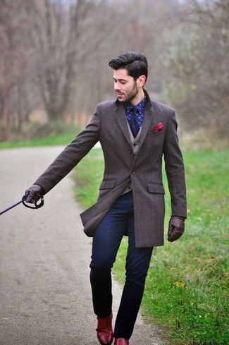 Какие длинные пальто носить с темно-синими брюками чинос в деловом стиле: Составив образ из длинного пальто и темно-синих брюк чинос, можно получить замечательный мужской образ для неофициальных мероприятий после работы. Думаешь сделать образ немного элегантнее? Тогда в качестве обуви к этому луку, выбирай красные кожаные монки с двумя ремешками.