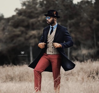 С чем носить темно-красные классические брюки мужчине в холод: Несмотря на то, что это довольно выдержанный образ, тандем темно-синего длинного пальто и темно-красных классических брюк всегда будет по вкусу стильным молодым людям, неизменно пленяя при этом дамские сердца.