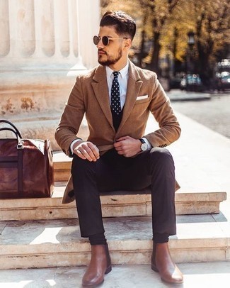 Какие длинные пальто носить с коричневыми классическими брюками: Несмотря на то, что это довольно выдержанный ансамбль, лук из длинного пальто и коричневых классических брюк является постоянным выбором стильных мужчин, покоряя при этом дамские сердца. Что касается обуви, можешь отдать предпочтение комфорту и надеть коричневые кожаные ботинки челси.