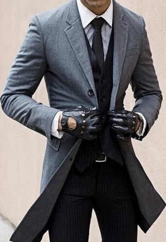 Модный лук: серое длинное пальто, черный жилет в вертикальную полоску, белая классическая рубашка, черные классические брюки в вертикальную полоску