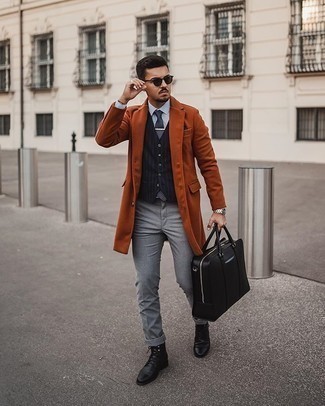Как носить классическую рубашку с повседневными ботинками в 20 лет мужчине в холод: Классическая рубашка в сочетании с серыми брюками чинос — чудесный пример привлекательного офисного стиля для парней. Очень уместно здесь смотрятся повседневные ботинки.