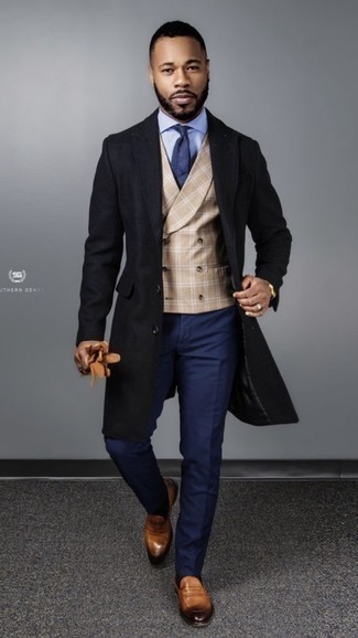 Какие длинные пальто носить с темно-синими брюками чинос в деловом стиле: Если ты приписываешь себя к той немногочисленной категории молодых людей, способных неплохо ориентироваться в одежде, тебе понравится дуэт длинного пальто и темно-синих брюк чинос. Любители модных экспериментов могут завершить лук табачными кожаными лоферами, тем самым добавив в него немного строгости.