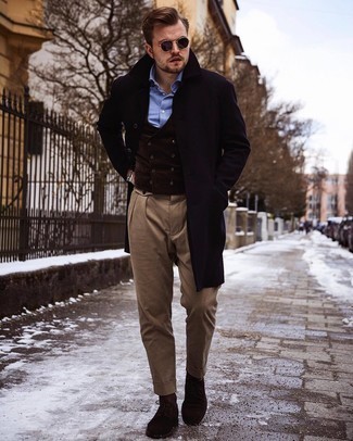 С чем носить светло-коричневые классические брюки в 30 лет мужчине в прохладную погоду в деловом стиле: Темно-синее длинное пальто в сочетании со светло-коричневыми классическими брюками позволит составить модный и в то же время элегантный образ. Тебе нравятся смелые сочетания? Можешь завершить свой ансамбль темно-коричневыми замшевыми туфлями дерби.