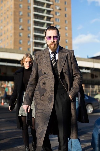 С чем носить темно-коричневое длинное пальто за 40 лет в деловом стиле: Темно-коричневое длинное пальто и черные классические брюки позволят составить изысканный мужской лук.