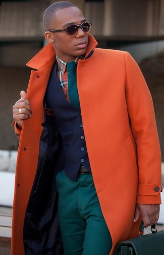 С чем носить темно-бирюзовый кожаный портфель в 30 лет в холод в стиле смарт-кэжуал: Оранжевое длинное пальто и темно-бирюзовый кожаный портфель позволят создать простой и функциональный образ для выходного в парке или вечера в пабе с друзьями.