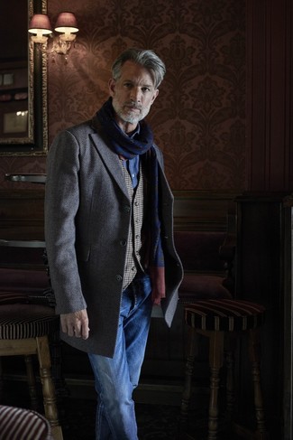 С чем носить серое длинное пальто с узором "в ёлочку" за 50 лет в стиле смарт-кэжуал: Серое длинное пальто с узором "в ёлочку" и синие джинсы — неотъемлемые вещи в гардеробе стильного молодого человека.