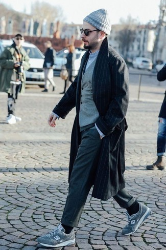 Как носить серые шерстяные классические брюки с черным длинным пальто в 30 лет: Черное длинное пальто в паре с серыми шерстяными классическими брюками позволит создать модный и привлекательный образ. Если сочетание несочетаемого импонирует тебе не меньше, чем проверенная классика, заверши свой лук серыми кроссовками.