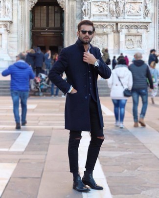 С чем носить темно-синие ботинки в 30 лет мужчине зима: Если в одежде ты ценишь комфорт и практичность, попробуй такое сочетание темно-синего длинного пальто и черных рваных джинсов. Такой лук легко получает свежее прочтение в тандеме с темно-синими ботинками. Этот ансамбль может стать хорошим решением, когда за окном лютый мороз.