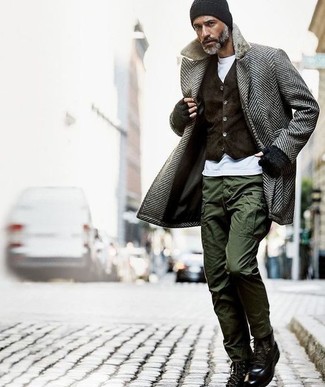 С чем носить серое длинное пальто с узором "в ёлочку" за 50 лет в стиле смарт-кэжуал: Если ты принадлежишь к той немногочисленной группе парней, способных разбираться в моде, тебе придется по душе образ из серого длинного пальто с узором "в ёлочку" и оливковых брюк карго. Вкупе с этим ансамблем идеально будут выглядеть черные кожаные повседневные ботинки.