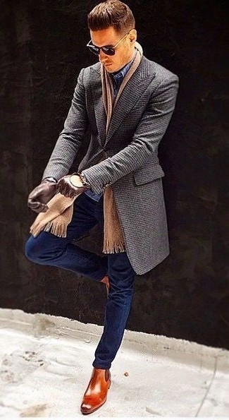 Как носить темно-синие зауженные джинсы с темно-серым длинным пальто в 30 лет осень: Дуэт темно-серого длинного пальто и темно-синих зауженных джинсов поможет составить незаезженный мужской образ в повседневном стиле. Табачные кожаные ботинки челси добавят ансамблю стильной строгости. Разве это не классная идея на межсезонье, когда столбик термометра неуклонно ползет вниз?