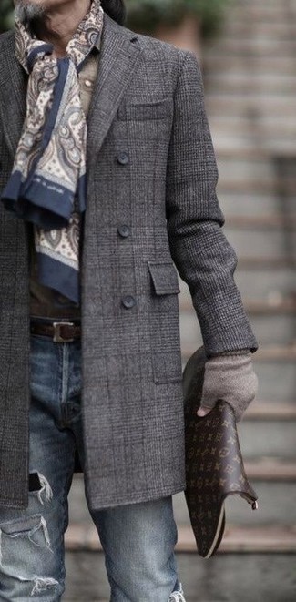 С чем носить темно-серые перчатки мужчине осень: Темно-серое длинное пальто в шотландскую клетку и темно-серые перчатки — классная формула для создания привлекательного и незамысловатого лука. Идеальный выбор на осень.