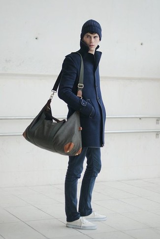 С чем носить серую дорожную сумку в 30 лет мужчине в холод: Темно-синее длинное пальто и серая дорожная сумка — прекрасная формула для создания стильного и несложного ансамбля. Пара белых низких кед легко интегрируется в этот лук.
