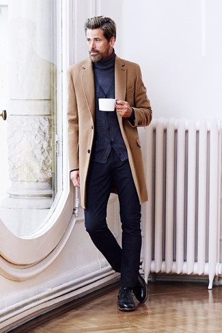 Какие джинсы носить с черно-белыми брогами в 30 лет в стиле смарт-кэжуал: Светло-коричневое длинное пальто и джинсы — прекрасный вариант для создания мужского образа в стиле смарт-кэжуал. В сочетании с черно-белыми брогами такой лук смотрится особенно гармонично.