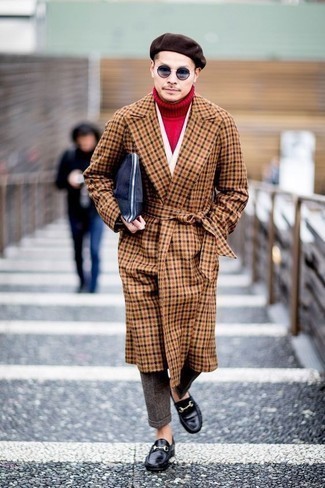 С чем носить темно-синий мужской клатч из плотной ткани в 30 лет мужчине в холод в стиле смарт-кэжуал: Если в одежде ты ценишь комфорт и функциональность, светло-коричневое длинное пальто в шотландскую клетку и темно-синий мужской клатч из плотной ткани — прекрасный вариант для расслабленного мужского образа на каждый день. Черные кожаные лоферы добавят луку стильной строгости.
