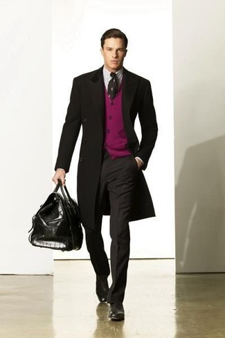 Какие монки носить с черным длинным пальто в холод в деловом стиле: Сочетание черного длинного пальто и темно-серых классических брюк позволит создать стильный и привлекательный лук. Почему бы не добавить в этот лук немного фривольности с помощью монок?