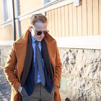 С чем носить коричневый шарф в 30 лет мужчине в холод: Если ты делаешь ставку на удобство и функциональность, светло-коричневое длинное пальто и коричневый шарф — отличный выбор для расслабленного повседневного мужского ансамбля.