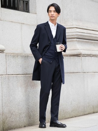 Какие лоферы носить с черными классическими брюками в 30 лет мужчине в холод в стиле смарт-кэжуал: Темно-синее длинное пальто в паре с черными классическими брюками — воплощение элегантного стиля. Любишь смелые решения? Дополни свой лук лоферами.