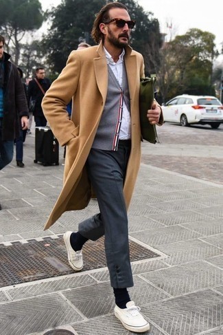 Как носить светло-коричневое длинное пальто с серыми классическими брюками за 40 лет в прохладную погоду: Сочетание светло-коричневого длинного пальто и серых классических брюк — отличный пример строгого делового стиля. Заверши лук белыми низкими кедами из плотной ткани, если не хочешь, чтобы он получился слишком претенциозным.
