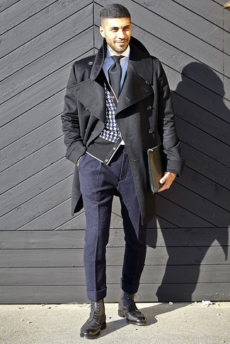 Модный лук: черное длинное пальто, черно-белый кардиган с рисунком "гусиные лапки", белая классическая рубашка, темно-синие шерстяные классические брюки