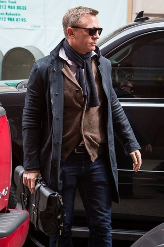 Как Daniel Craig носит Черное длинное пальто, Коричневый кардиган, Белая рубашка с длинным рукавом, Темно-синие джинсы