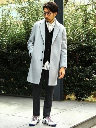 Какие длинные пальто носить с черно-белым кардиганом в 30 лет: Если ты принадлежишь к той редкой категории джентльменов, неплохо ориентирующихся в одежде, тебе полюбится тандем длинного пальто и черно-белого кардигана. Если сочетание несочетаемого импонирует тебе не меньше, чем безвременная классика, закончи этот лук бело-темно-синими низкими кедами из плотной ткани.