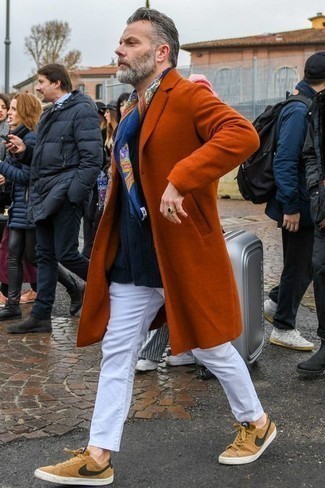 С чем носить темно-сине-белый шарф с принтом за 50 лет мужчине: Если у тебя наметился суматошный день, сочетание оранжевого длинного пальто и темно-сине-белого шарфа с принтом позволит составить функциональный ансамбль в стиле кэжуал. Говоря об обуви, можно закончить образ светло-коричневыми низкими кедами из плотной ткани.
