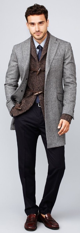 С чем носить темно-синие брюки в 30 лет мужчине в прохладную погоду в деловом стиле: Серое длинное пальто и темно-синие брюки — беспроигрышный выбор для мероприятия в фешенебельном заведении. И почему бы не привнести в повседневный лук немного стильной строгости с помощью темно-красных кожаных лоферов?