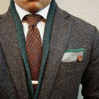 С чем носить коричневый шерстяной галстук мужчине в прохладную погоду: Темно-серое длинное пальто и коричневый шерстяной галстук — отличный лук для мероприятия в фешенебельном заведении.