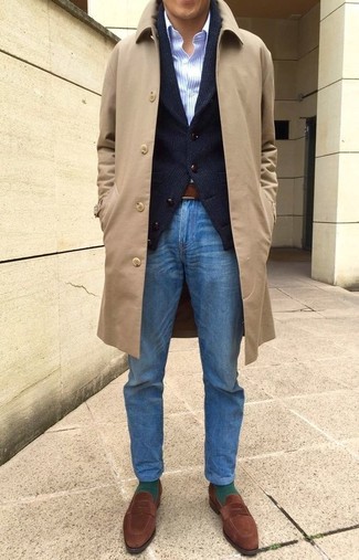 Как носить синие джинсы с темно-коричневыми замшевыми лоферами мужчине осень: Если ты принадлежишь к той когорте парней, которые разбираются в моде, тебе понравится образ из светло-коричневого длинного пальто и синих джинсов. Хочешь привнести в этот образ немного строгости? Тогда в качестве дополнения к этому луку, выбери темно-коричневые замшевые лоферы. Думается, это отличная идея на межсезонье.