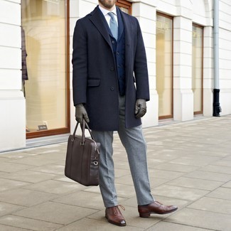 Как носить кардиган с отложным воротником с оксфордами в деловом стиле: Кардиган с отложным воротником в паре с серыми классическими брюками — чудесный пример строгого делового стиля. В тандеме с этим луком наиболее выигрышно выглядят оксфорды.