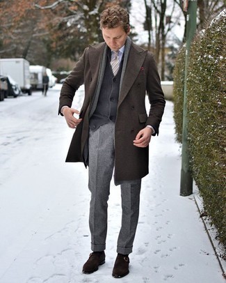 С чем носить классические брюки в клетку мужчине: Темно-коричневое длинное пальто и классические брюки в клетку позволят создать незабываемый мужской образ. Вместе с этим ансамблем выгодно будут выглядеть темно-коричневые замшевые монки.