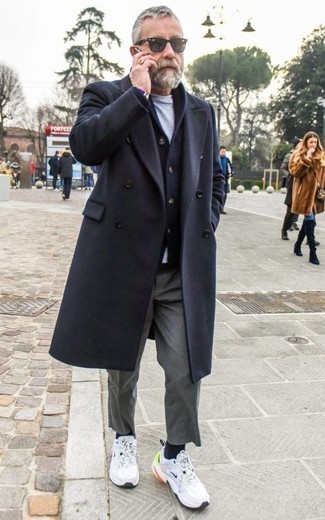 С чем носить бело-пурпурные кроссовки за 50 лет мужчине в холод: Темно-синее длинное пальто и серые брюки чинос — обязательные вещи в арсенале стильного мужчины. Создать эффектный контраст с остальными предметами из этого лука помогут бело-пурпурные кроссовки.