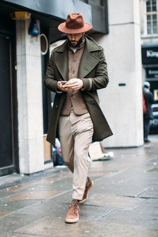 С чем носить темно-коричневую шерстяную шляпу в 30 лет мужчине в стиле смарт-кэжуал: Оливковое длинное пальто и темно-коричневая шерстяная шляпа — стильный выбор парней, которые всегда в движении. Коричневые замшевые низкие кеды прекрасно дополнят этот образ.