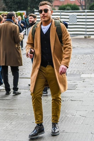 Как носить длинное пальто с кардиганом: Если ты из той категории мужчин, которые разбираются в моде, тебе подойдет лук из длинного пальто и кардигана. Отлично здесь будут выглядеть темно-синие кожаные броги.