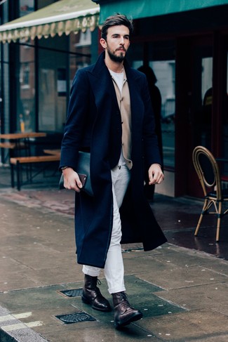 Как носить темно-синее длинное пальто с темно-коричневыми кожаными повседневными ботинками осень: Темно-синее длинное пальто и белые брюки чинос будут выигрышно смотреться в модном гардеробе самых взыскательных мужчин. В тандеме с этим ансамблем отлично будут выглядеть темно-коричневые кожаные повседневные ботинки. Возьми на заметку этот образ, если хочешь осенью выглядеть стильно и необычно.