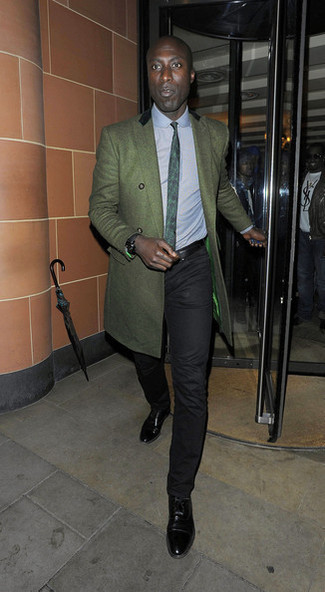 Какие брюки чинос носить с темно-зеленым длинным пальто за 50 лет в прохладную погоду в деловом стиле: Образ из темно-зеленого длинного пальто и брюк чинос позволит выглядеть аккуратно, но при этом выразить твой индивидуальный стиль. Думаешь привнести сюда нотку классики? Тогда в качестве дополнения к этому образу, стоит выбрать черные кожаные оксфорды.