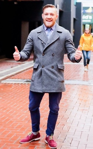 С чем носить красные туфли дерби весна: Если ты из той категории мужчин, которые одеваются стильно, тебе подойдет сочетание серого длинного пальто в клетку и темно-синих брюк чинос. Не прочь привнести в этот образ толику нарядности? Тогда в качестве дополнения к этому луку, стоит выбрать красные туфли дерби. Когда зима сменяется более теплой погодой, нам, мужчинам, хочется смотреться стильно, излучать энергию и привлекать внимание красивых дам. Такой лук безусловно поможет достичь желанной цели.
