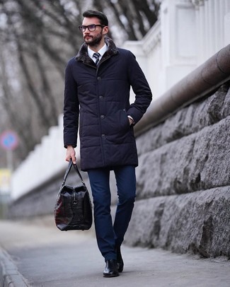 Модный лук: темно-синее стеганое длинное пальто, белая классическая рубашка, темно-синие брюки чинос, черные кожаные ботинки челси