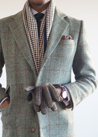 С чем носить перчатки в 30 лет мужчине в холод в стиле смарт-кэжуал: Серое длинное пальто в клетку и перчатки — великолепный лук для джентльменов, которые постоянно в движении.