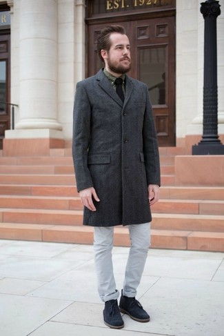 Модный лук: темно-серое длинное пальто, оливковая классическая рубашка с принтом, серые джинсы, темно-синие замшевые ботинки дезерты