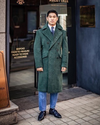 С чем носить темно-зеленое длинное пальто в 30 лет в теплую погоду в стиле смарт-кэжуал: Темно-зеленое длинное пальто будет смотреться идеально в сочетании с синими джинсами. Хочешь привнести сюда нотку элегантности? Тогда в качестве обуви к этому луку, стоит обратить внимание на темно-синие кожаные монки.