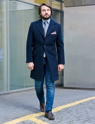 С чем носить темно-синие носки мужчине в прохладную погоду: Если в одежде ты ценишь комфорт и функциональность, темно-синее длинное пальто и темно-синие носки — превосходный выбор для расслабленного мужского ансамбля на каждый день. Хочешь добавить в этот наряд толику строгости? Тогда в качестве обуви к этому луку, стоит выбрать темно-коричневые кожаные лоферы с кисточками.