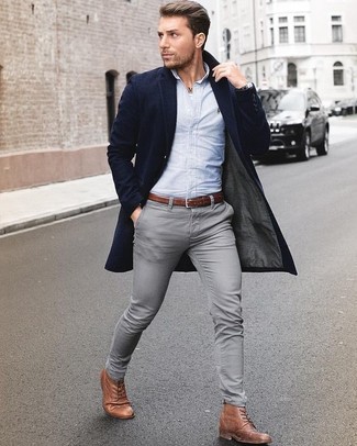 С чем носить серые зауженные джинсы в 30 лет мужчине в стиле смарт-кэжуал: Темно-синее длинное пальто и серые зауженные джинсы — уместное решение и для вечерних вылазок с друзьями, и для дневных поездок на выходных. Любишь яркие ансамбли? Закончи образ коричневыми кожаными классическими ботинками.