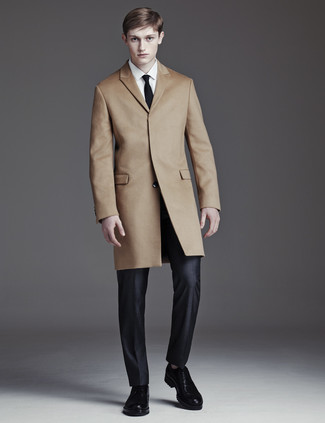 Модный лук: светло-коричневое длинное пальто, белая классическая рубашка, черные классические брюки, черные кожаные туфли дерби