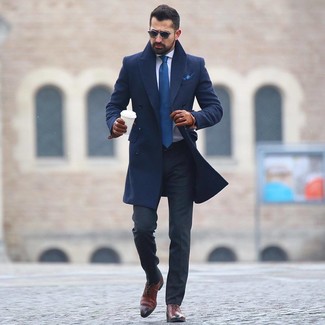 С чем носить синий нагрудный платок в 30 лет в холод: Если ты ценишь удобство и функциональность, темно-синее длинное пальто и синий нагрудный платок — отличный выбор для модного повседневного мужского лука. Думаешь сделать ансамбль немного строже? Тогда в качестве обуви к этому образу, выбирай коричневые кожаные оксфорды.