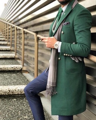 С чем носить светло-коричневый шарф в 30 лет мужчине в деловом стиле: Если у тебя наметился сумасшедший день, сочетание зеленого длинного пальто и светло-коричневого шарфа поможет создать удобный лук в повседневном стиле.